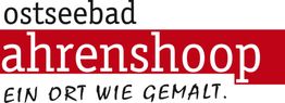 Logo mit Text "ostseebad ahrenshoop" und Slogan "Ein Ort wie gemalt" auf rotem Hintergrund.