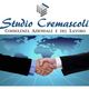 Stretta di mano davanti a una mappa del mondo con il logo "Studio Cremascoli".