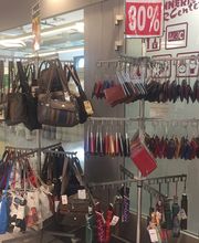 Taschen- und Accessoire-Verkauf mit 30%-Rabatt in einem Geschäft.