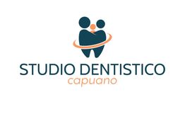 Logo dello Studio Dentistico Capuano con figure stilizzate in blu e arancione.