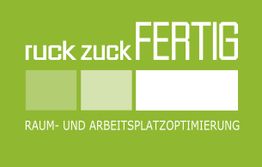 Grüner Hintergrund mit Text: "ruck zuck FERTIG" und "RAUM- UND ARBEITSPLATZOPTIMIERUNG".