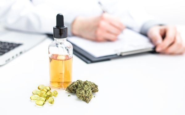 Ein Arzt verschreibt verschiedene Formen von Cannabispräparaten.