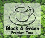 Tee-Logo mit Skizze einer Tasse, Text "Black & Green Premium Teas" vor grünem Blatt-Hintergrund.