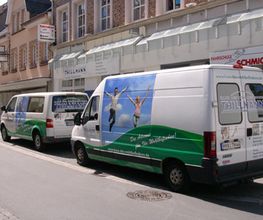Aufmerksamkeitsstarke Fahrzeugbeschriftungen