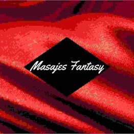 Tela roja con un rombo negro que dice "Masajes Fantasy" en el centro.