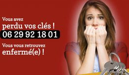 Femme inquiète, mains sur le visage; texte sur perte de clés avec numéro de contact.