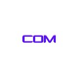 Text "COM" in lila Schrift auf weißem Hintergrund.