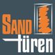 Logo mit Schriftzug "Sand türen" in Orange und Weiß auf dunkelgrauem Hintergrund.