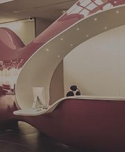 Moderne Rezeption mit geschwungenem, futuristischem Design und Computer auf dem Tresen.