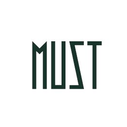 Texto "MUST" em letras maiúsculas com fonte estilizada verde escura sobre fundo claro.