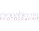 Textlogo: "monabinner PHOTOGRAPHIE" in lila und rosa auf weißem Hintergrund.