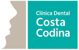 Logotipo de la Clínica Dental Costa Codina con perfil de rostro y fondo turquesa.