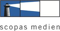 Logo mit Leuchtturm und Schriftzug "scopas medien" auf blauem Hintergrund.