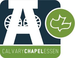 Calvary Chapel Essen Logo: Großes "A" mit Rädern, grüne Taube, Text "CALVARYCHAPELESSEN".