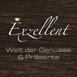 Text "Exzellent - Welt der Genüsse & Präsente" auf hölzernem Hintergrund.
