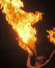 Feuer spucken mit brennenden Händen