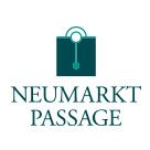 Ein Logo mit einer grünen Einkaufstüte und dem Text "Neumarkt Passage" darunter.