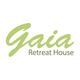 Grünes Logo mit der Aufschrift "Gaia Retreat House" in eleganter Schriftart.