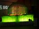 Grüne Hochzeitstafel mit Lichterketten und Luftballons dekoriert.