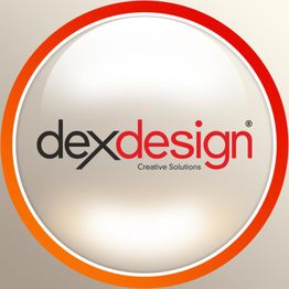 Logo mit Text "dexdesign Creative Solutions" in schwarzer und roter Schrift auf hellen Hintergrund.