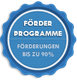 Blaue Plakette mit Text: "Förderprogramme, Förderungen bis zu 90%".
