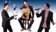 Drei Männer in Anzug, einer jongliert CDs, einer sitzt mit Gitarre, einer singt mit Mikrofon.