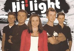 Eine Gruppe von fünf lächelnden Personen steht vor dem Wort "Hi!light" auf einem Poster.