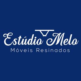 Logo azul do "Estúdio Melo: Móveis Resinados" com texto em fonte cursiva.