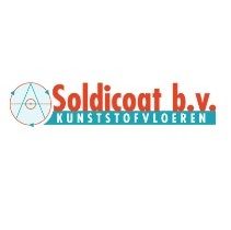 Logo van Soldicoat b.v., producent van kunststofvloeren, met rood-blauwe tekst en cirkel.