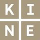 Logo con letras K, I, N y E en un diseño cuadrado beige.