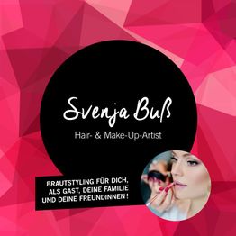 Schwarzer Kreis mit Text "Svenja Buß, Hair-& Make-Up-Artist". Frau bekommt Make-up aufgetragen.