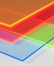 Hojas de acrílico de colores superpuestas: naranja, rojo, verde, azul y rosa sobre fondo blanco.