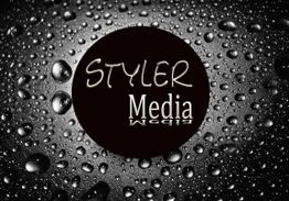 Schwarzer Kreis mit Text "STYLER Media", umgeben von Wassertropfen auf dunklem Hintergrund.