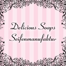 Pinker Hintergrund mit schwarzem, verschnörkeltem Rahmen und dem Text "Delicious Soaps Seifenmanufaktur".