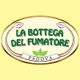Logo con scritta "La Bottega del Fumatore", decorato con foglie verdi su sfondo giallo.