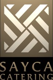 Logotipo de Sayca Catering con diseño geométrico en tonos dorados sobre fondo oscuro.