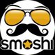 Logo mit Sonnenbrille, Schnurrbart und dem Schriftzug "smoshi" mit einem gelben Stern im "o".