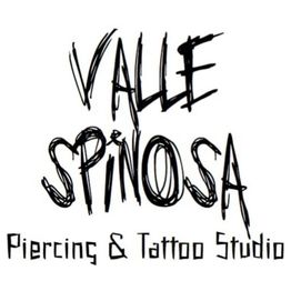 Testo in stile grunge: "Valle Spinosa Piercing & Tattoo Studio".