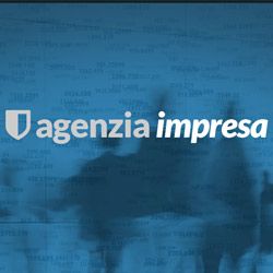Sfondo blu con testo "agenzia impresa" e sagome sfocate in lontananza.