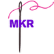 Agulha com linha rosa cruzando letras "MKR" em roxo.