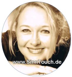 Portrait einer lächelnden Frau mit Ohrringen, Text „www.SinnTouch.de“ darüber im Bild.