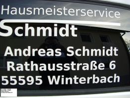 Text auf Auto: Hausmeisterservice Schmidt, Andreas Schmidt, Rathausstraße 6, 55595 Winterbach.
