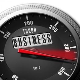 Tachometer mit Beschriftung "Turbo Business", Nadel zeigt 300 km/h an, symbolisiert Geschwindigkeit.