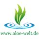 Grüne Blätter über blauem Wasser mit Schriftzug "www.aloe-welt.de".
