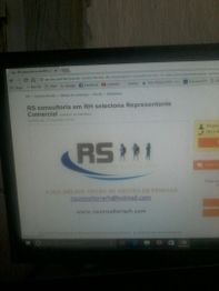 Computador exibindo um site de consultoria de RH com vagas para Representante Comercial.