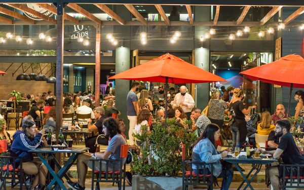 Viele Besucher essen und trinken in einem Restaurant