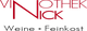 Vinothek Nick Logo in Rot, mit dem Text "Weine + Feinkost" darunter.