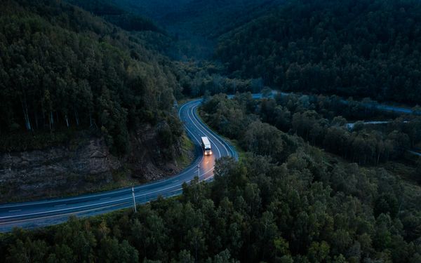 LKW bei Nacht Lenkzeit Ruhezeit
