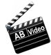 Schwarz-weiße Filmklappe mit der Aufschrift "AB Video" darauf.