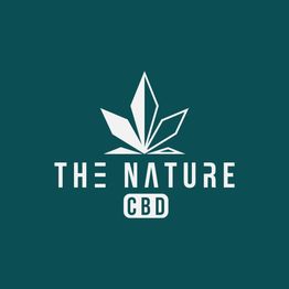 Logotipo verde con texto "The Nature CBD" y un dibujo de hoja estilizada.